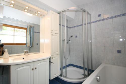 La salle de bains est pourvue d'une douche et d'un lavabo. dans l'établissement Appartement Steinacher, à Schladming
