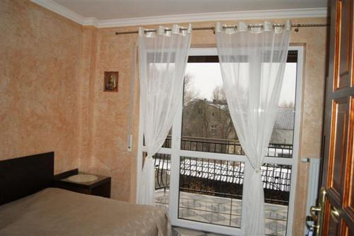 1 dormitorio con cama y ventana grande en Pokoje Gościnne Gum-Bar en Biskupice