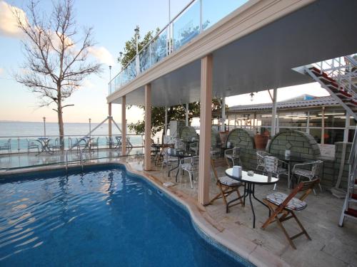 A piscina localizada em Ucem Hotel Golden Sea ou nos arredores