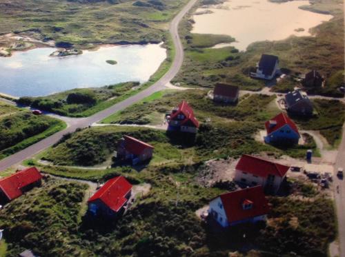 een luchtzicht op een klein eiland met huizen en een weg bij 't Zeepaardje in Midsland aan Zee