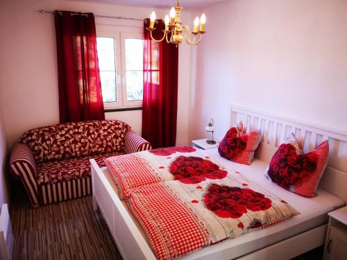 ein Schlafzimmer mit einem Bett mit roten Rosen darauf in der Unterkunft Ferienappartement in St. Margarethen in Sankt Margarethen im Burgenland
