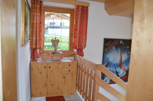 Pokój z drewnianymi schodami i oknem w obiekcie Ferienwohnung Annemarie w mieście Virgen