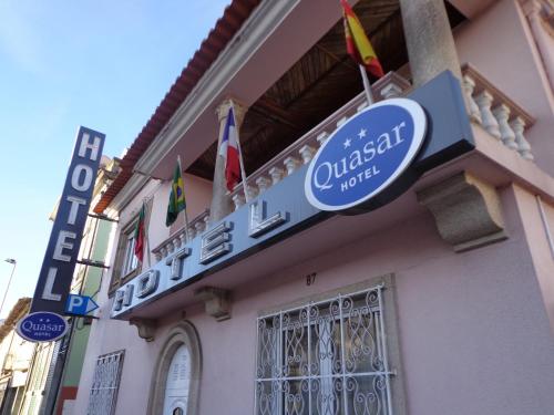 a building with a sign on the front of it at Hotel Quasar in Porto