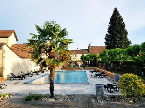La alberca dentro o cerca de Logis Hotel Archambeau