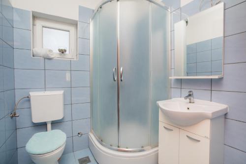 Een badkamer bij Apartment Joy II
