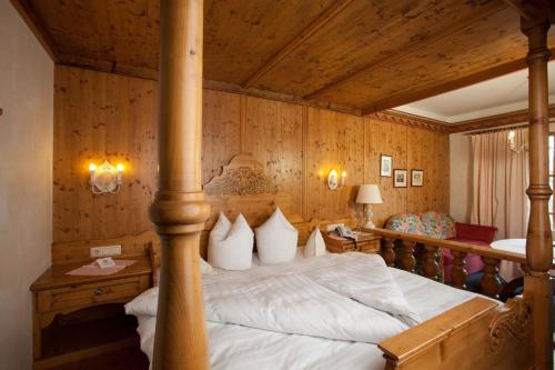 A bed or beds in a room at Hotel Schwarzer Adler mit Vilsalpsee Bähnchen