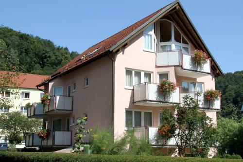 un edificio con macetas de flores en los balcones en Hotel-Garni Elbgarten Bad Schandau en Bad Schandau