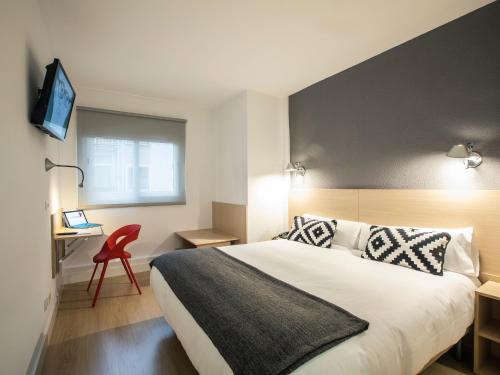 Ένα ή περισσότερα κρεβάτια σε δωμάτιο στο Hotel Burlada