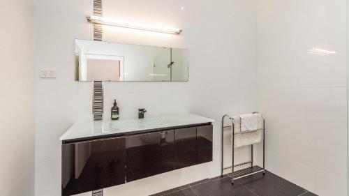 Ванная комната в Leisurely Manor - spacious three bedroom home in Fremantle