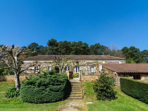 Villefranche-du-PérigordにあるBeautiful holiday home with nature viewsの石造りの家