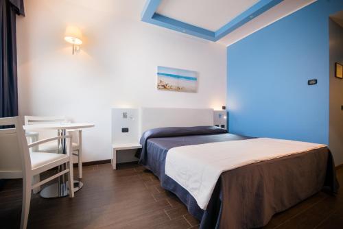 A bed or beds in a room at Hotel Mediterraneo