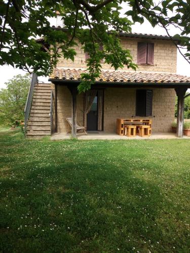 a house with a picnic table in the yard at Agriturismo Podernuovo in Acquapendente