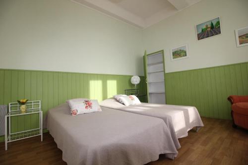 a bedroom with two beds with green walls at Appartement Foussard in Cannes