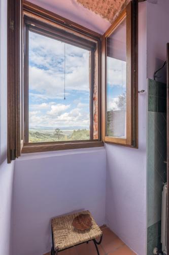 a window in a bathroom with a bench next to it at B&B S'Asilo Sardegna in Banari