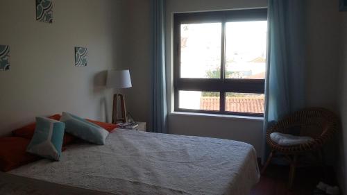 um quarto com uma cama e uma janela em Vacaciones en el paraíso em Lagoa