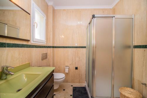 Vonios kambarys apgyvendinimo įstaigoje "Ample Villa at Benalmádena Coast"