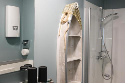 ヴェスターラントにあるAppartement-Moinのバスルーム(シャワー、タオル付)