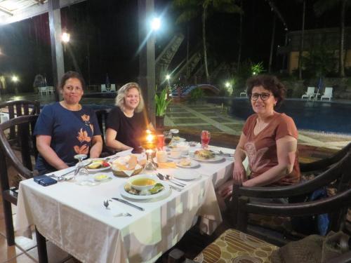 een groep van drie vrouwen aan een tafel bij Toraja Heritage Hotel in Rantepao