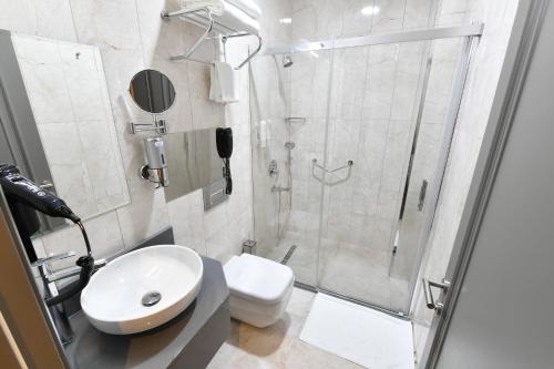 Koupelna v ubytování D'LUX BOUTİQUE HOTEL