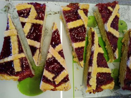 un gruppo di panini su un piatto bianco di Agritur I Colori a Sanzeno