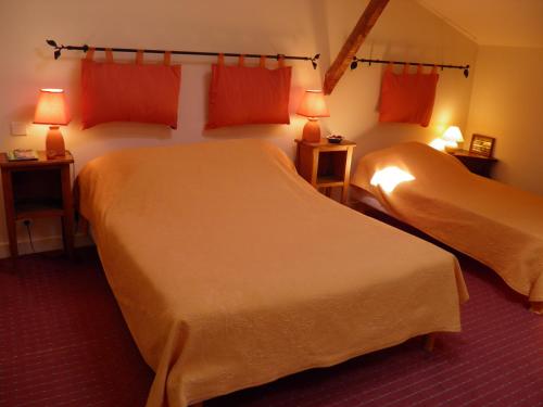 a hotel room with two beds and two lamps at Chambres d'Hôtes Haitz Ondo in Hasparren