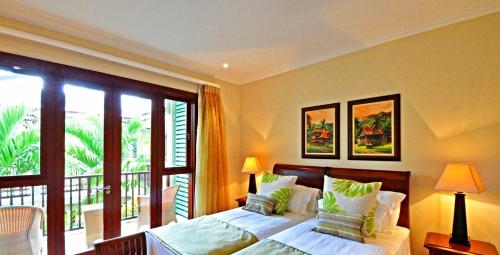 Un pat sau paturi într-o cameră la Eden Island, Beach front, Luxury, 3 Bed Ensuite, WiFi