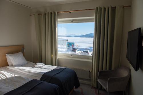 a hotel room with a bed and a window at Tärnaby Fjällhotell in Tärnaby