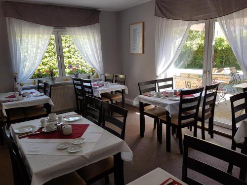 ห้องอาหารหรือที่รับประทานอาหารของ Pension zum Birnbaum