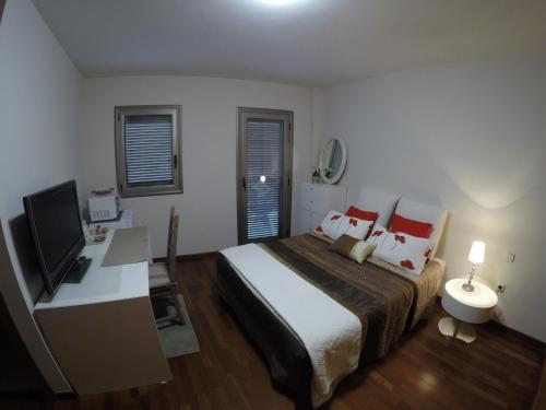 サンタクルス・デ・テネリフェにあるVv Vistamarのベッドルーム1室(ベッド1台、デスク、テレビ付)
