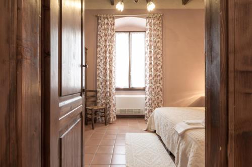 a bedroom with a bed and a window at B&B S'Asilo Sardegna in Banari