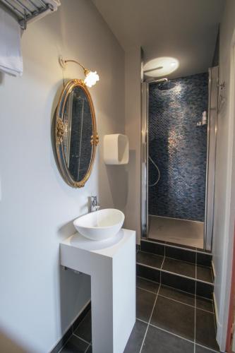 une salle de bain avec un lavabo et une douche dans l'établissement LE PRIEURÉ, à Noyers-sur-Serein