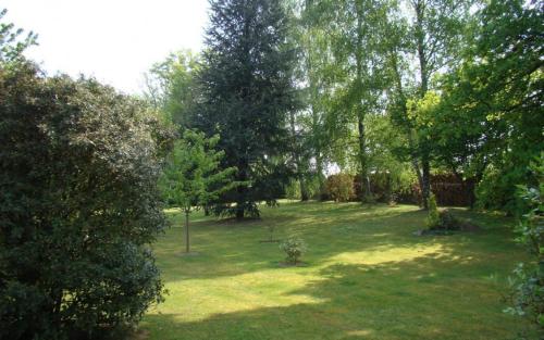 A garden outside Chambre d'Hôtes Les Chênes