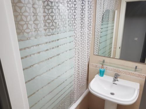 ein Bad mit einem Waschbecken und einem Spiegel in der Unterkunft Apartment in South Aguadulce - Beach in Aguadulce