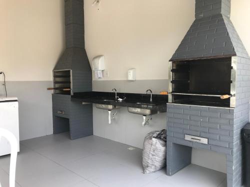 cocina con 2 lavabos y fogones en Lençóis Ville Residence - CHALE 22, en Barreirinhas