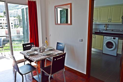 Kuchyň nebo kuchyňský kout v ubytování Apartment in Câmara de Lobos