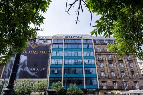 un edificio con un cartel en la parte delantera en LOFT Astoria en Budapest