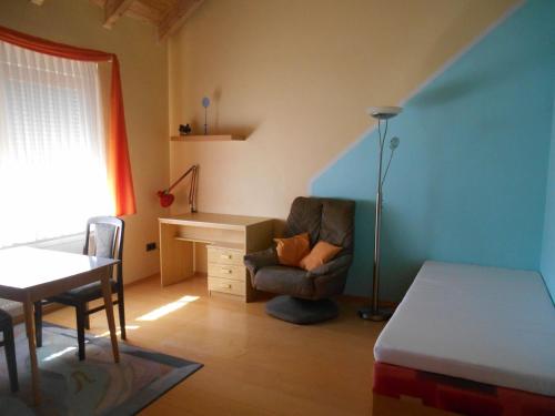 Zimmer mit einem Schreibtisch, einem Stuhl und einem Tisch in der Unterkunft Fewo-Sendelbach in Greußenheim