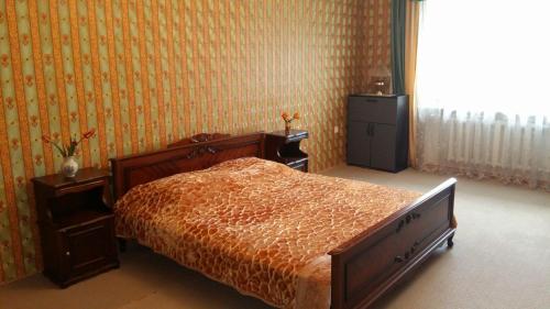 チョロノモスクにあるlarge apartment near seaのベッドルーム1室(ベッド1台、ドレッサー、窓付)