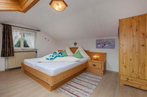 ein Schlafzimmer mit einem Bett mit Teddybären drauf in der Unterkunft Haus Bader in Mittenwald