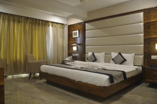 Ein Bett oder Betten in einem Zimmer der Unterkunft Hotel Amit Park International