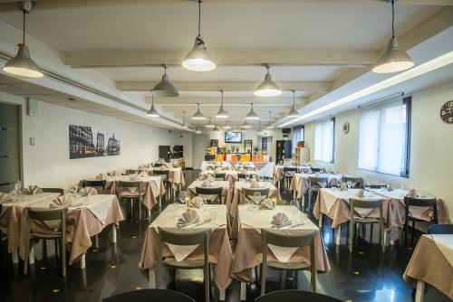 A restaurant or other place to eat at As Hotel Cambiago