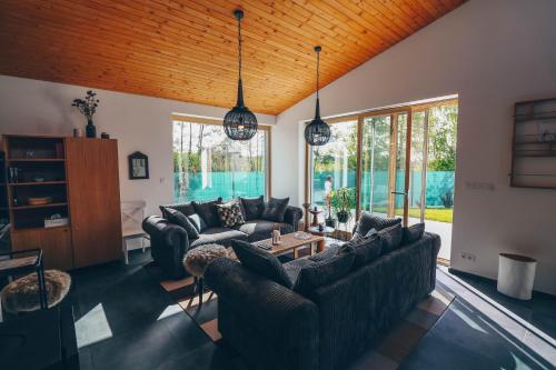 Sala de estar con 2 sofás y mesa en Stylish apartments at Penati Golf Resort, en Šajdíkove Humence