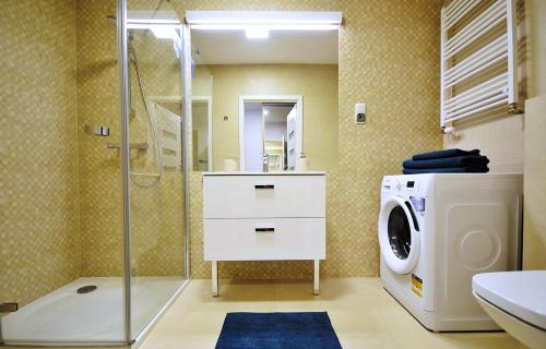 コウォブジェクにあるApartament Lazur Polanki Parkのバスルーム(洗濯機、洗濯機付)