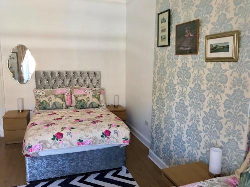 Un pat sau paturi într-o cameră la 233 Leith Apartment