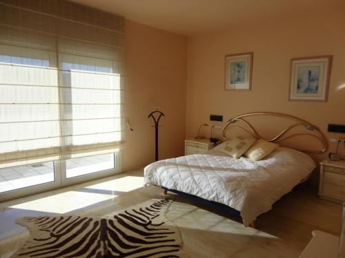 サンタ・クリスティーナ・ダロにあるVilla joncsのベッドルーム1室(ベッド1台、シマウマの敷物付)
