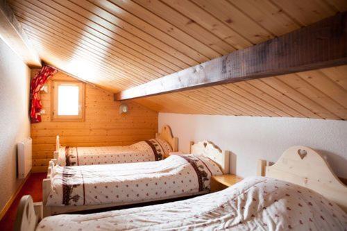 Tempat tidur dalam kamar di Le Floralp