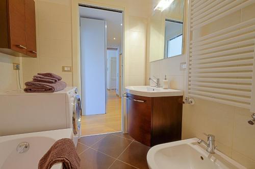 y baño con lavabo, aseo y espejo. en Rio Ca Foscari en Venecia