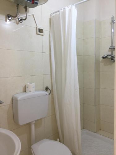 Ett badrum på Appartamenti Tre Vele