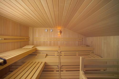 a sauna with two benches in a wooden room at Ferienwohnungen am Kurpark in Roßhaupten