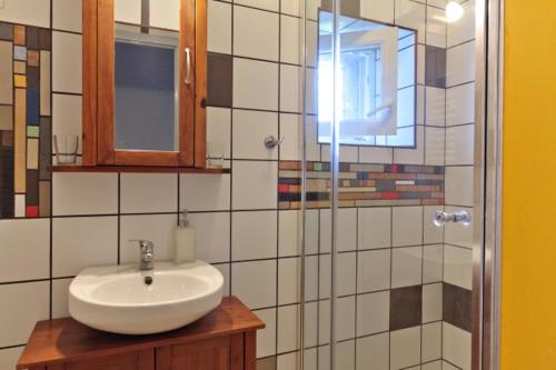 シャーロシュパタクにあるBorostyán 20 Vendégházのバスルーム(洗面台、ガラス張りのシャワー付)